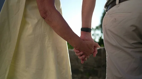Casamento Sênior Mãos Casal Realizada Livre Com Erupção Solar Close — Fotografia de Stock