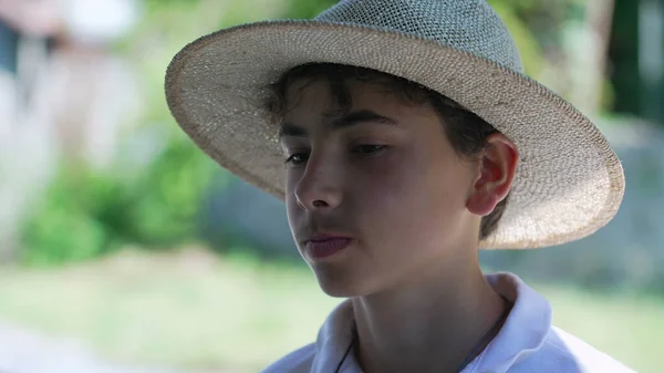 晴れた日に外に立つパナマ帽をかぶった18人の少年の肖像 一人の子供の顔を近くに — ストック写真