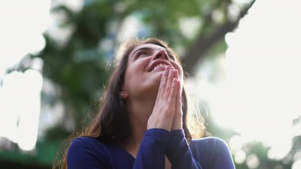 Věřící Žena Hledící Oblohu Modlitbě Prosící Odpuštění Mír — Stock video
