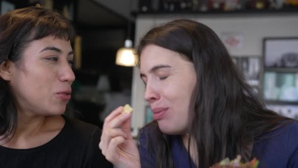 Kız Arkadaşlar Birlikte Fast Food Yiyorlar Restorandaki Insanlar Öğle Yemeği — Stok video