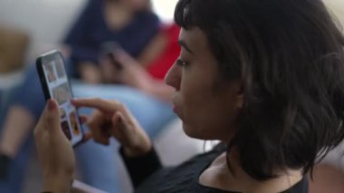 Latin bir kadın internetten yemek siparişi arayan bir uygulama arıyor.