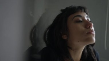 Banyo aynasının önünde durup kendi yansımasına bakan hoş, Latin bir genç kadın. Yakın plan Latin kız yüzü.