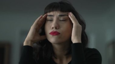 Pişman olan endişeli bir İspanyol kız. Kafa karışıklığından muzdarip kişiye yakından bakın.