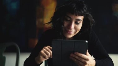 İnternette tablet aygıtı kullanan mutlu İspanyol kadın