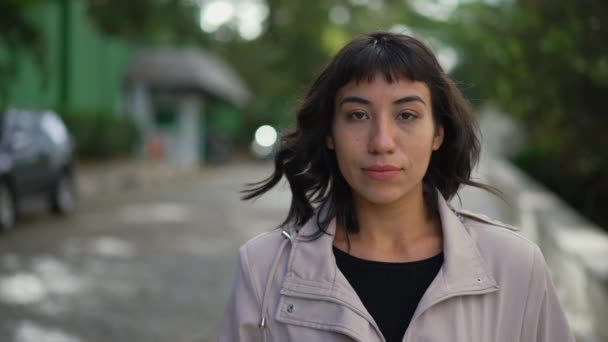 Güney Amerikalı Zarif Bir Genç Bayan Caddede Yürüyor Nsan Kameraya — Stok video