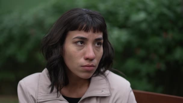 Uma Mulher Hispânica Triste Que Sofre Dor Emocional Rosto Close — Vídeo de Stock