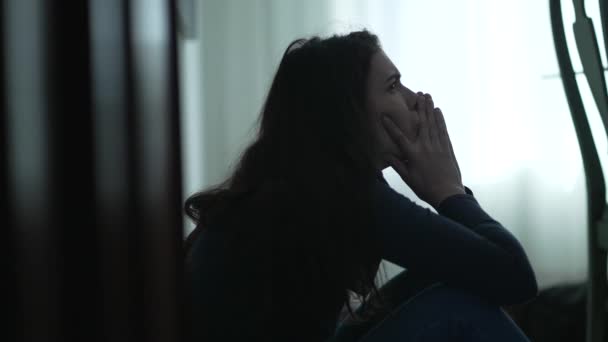 人们记得创伤 患精神疾病的抑郁妇女坐在地板上蒙面自责 — 图库视频影像