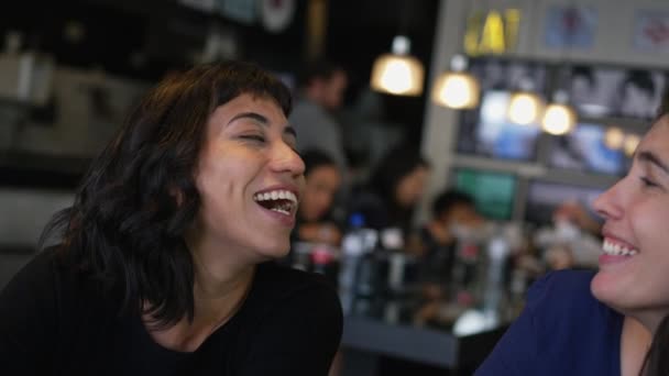 Amigos Felizes Sexo Feminino Rindo Sorrindo Restaurante Café Enquanto Conversa — Vídeo de Stock