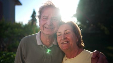 İki neşeli yaşlı insan kameraya gülümsüyor ve gülüyor. Yaşlı ve evli bir çift kucaklaşır. Gerçek hayatta 70 'li yaşlarda mutlu bir karı koca. Emeklilik kavramı