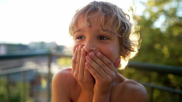 Nieśmiały Mały Chłopiec Zaszokował Zakrywając Usta Rękami Pomyłkę Stojąc Zewnątrz — Zdjęcie stockowe
