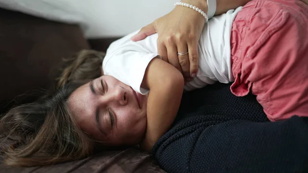 Niño Abrazando Madre Acostada Sofá Interior Niño Pequeño Acostado Encima —  Fotos de Stock