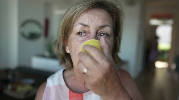 Menutup Dari Seorang Wanita Senior Bijaksana Minum Kopi Melihat Keluar — Stok Foto