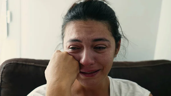 一个垂头丧气的女人30多岁处于困境中的女性 沮丧的情绪感到绝望 — 图库照片