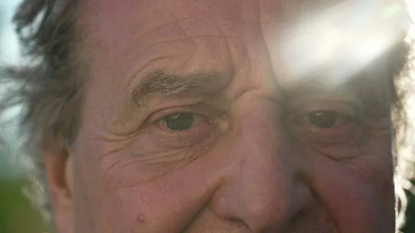 Ένας Ώριμος Ηλικιωμένος Άντρας Κλείνει Πρόσωπο Και Μάτια Φως Του — Φωτογραφία Αρχείου
