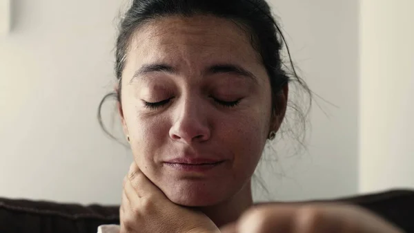 Mujer Desesperada Llorando Sufriendo Enfermedad Retrato Una Mujer Ansiosa Triste — Foto de Stock