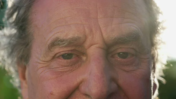 Homem Idoso Feliz Olha Macro Perto Retrato Homem Mais Velho — Fotografia de Stock
