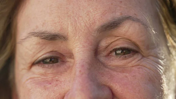 Одна Счастливая Пожилая Женщина Макро Крупным Планом Глаза Улыбается Пожилая — стоковое фото