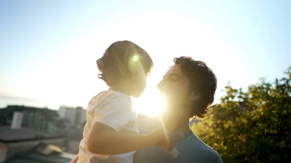 Niño Abrazando Padre Atardecer Momento Unión Entre Padre Hijo Durante —  Fotos de Stock