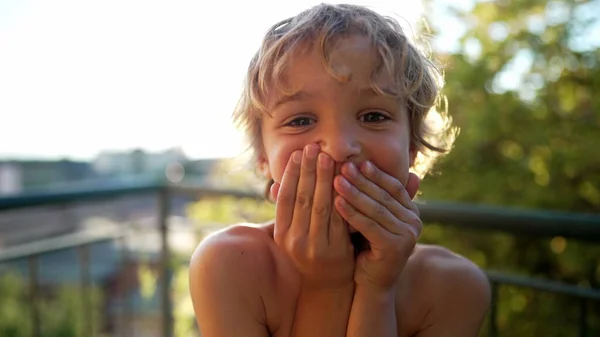 Anak Kecil Yang Malu Terkejut Menutup Mulut Dengan Tangan Karena — Stok Foto
