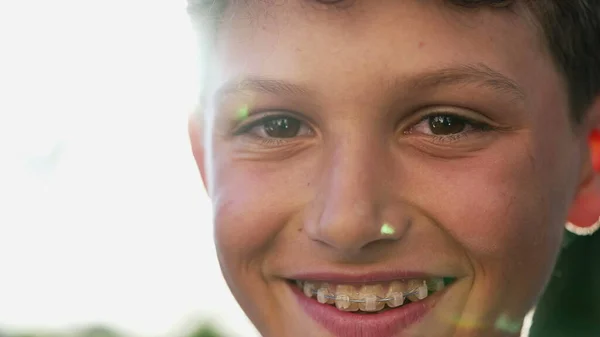 Ein Fröhlicher Teenager Lächelt Die Kamera Während Draußen Sonnenlicht Steht — Stockfoto
