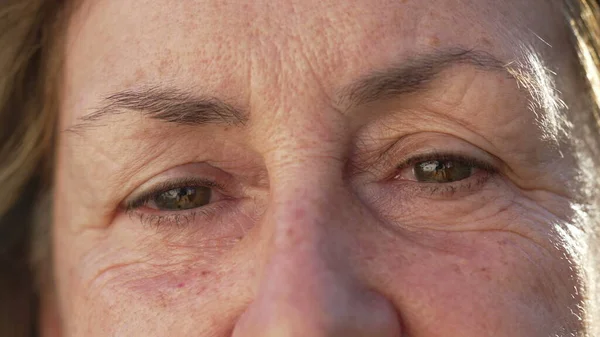 Wanita Senior Yang Ceria Mata Makro Menutup Melihat Kamera Expressive — Stok Foto