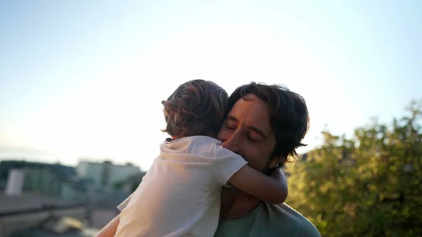 아버지를 포옹하는아이 시간에 아버지와 결합하는 순간이지 부모와 소년이 껴안고 아버지가 — 스톡 사진