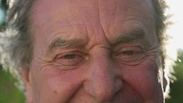 幸せな老人の目マクロを閉じます 70代の老人が屋外で笑っている姿 — ストック写真