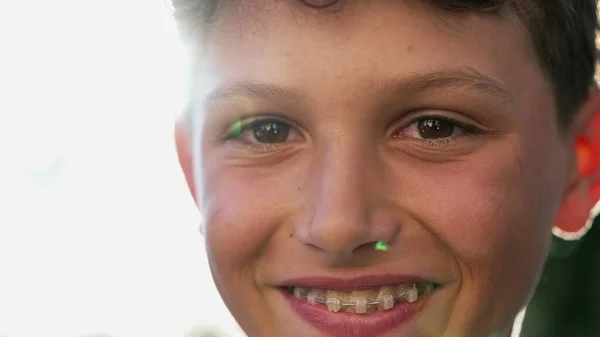 Jeden Šťastný Dospívající Chlapec Usmívá Kameru Stojící Venku Slunečním Světle — Stock fotografie