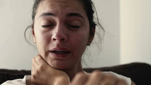 Wanita Putus Asa Menangis Karena Sakit Potret Sedih Cemas Orang — Stok Foto