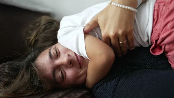 Criança Abraçando Mãe Deitada Sofá Dentro Casa Rapazinho Deitado Cima — Fotografia de Stock