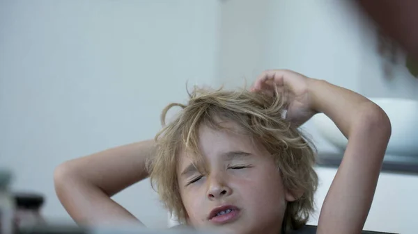 Criança Reagindo Erro Com Expressão Olhos Criança Fecharam Não Gostando — Fotografia de Stock