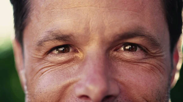 Macro Kırışıklıklarla Gülümseyen Kameraya Bakan Yaşlarda Bir Adamı Yakından Çek — Stok fotoğraf