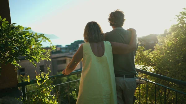 先頭へ戻るシニアカップル屋外の景色を見て立っている 結婚した年上の夫と妻は美しい風景を見下ろすことを受け入れる 愛と古い時代の概念 — ストック写真