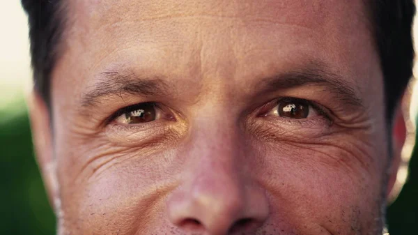 Makro Zblízka Muž 40S Při Pohledu Kameru Usmívá Vráskami — Stock fotografie