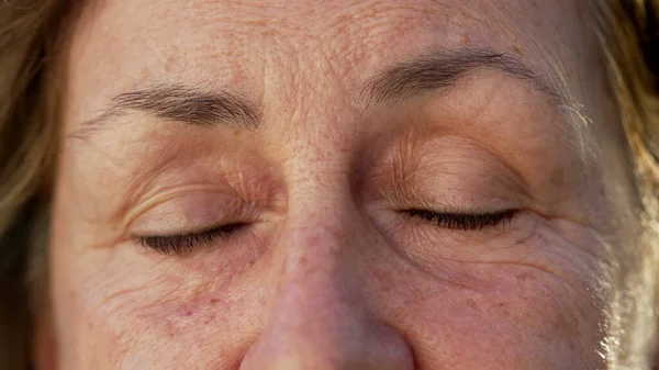 Wanita Tua Yang Berkerut Menutup Mata Dalam Meditasi Dan Perenungan — Stok Foto