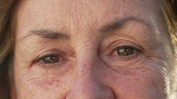 Seorang Wanita Senior Menutup Macro Face Eyes Dengan Menatap Kamera — Stok Foto