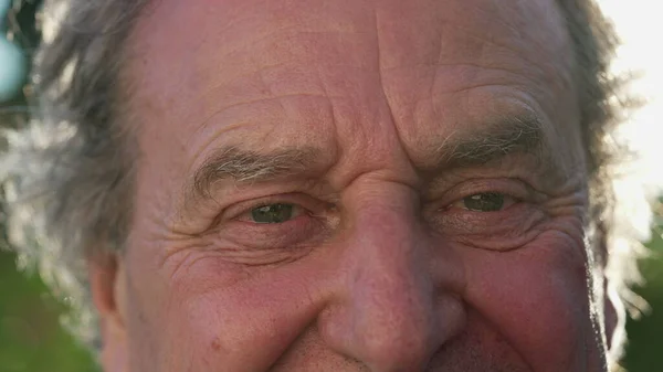 Ein Glücklicher Älterer Herr Blickt Aus Nächster Nähe Porträt Einer — Stockfoto