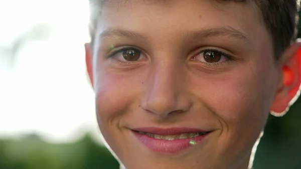 Joven Feliz Sonriendo Cámara Cara Retrato Niño Preadolescente Pie Aire — Foto de Stock