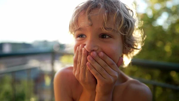 Scheußlicher Kleiner Junge Kind Schockiert Mund Mit Den Händen Bedecken — Stockfoto