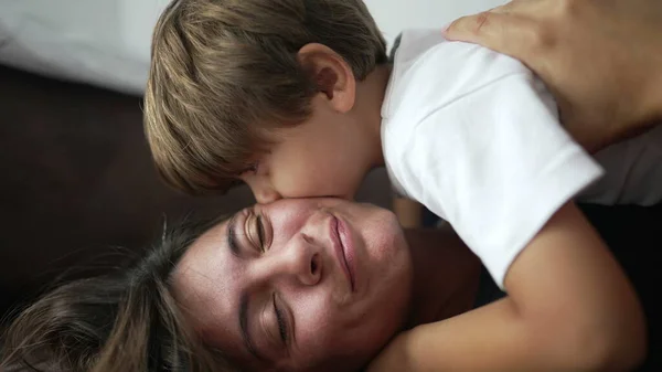 Niño Abrazando Madre Acostada Sofá Interior Niño Pequeño Acostado Encima — Foto de Stock