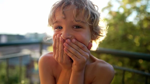 Scheußlicher Kleiner Junge Kind Schockiert Mund Mit Den Händen Bedecken — Stockfoto