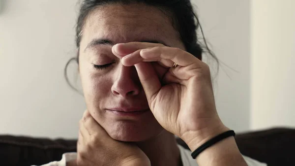 Mujer Desesperada Llorando Sufriendo Enfermedad Retrato Una Mujer Ansiosa Triste — Foto de Stock