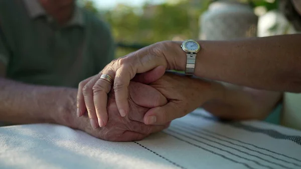这对成熟的夫妇手牵手在一起 老年男女在浪漫关爱的时刻的亲密接触 爱与复原力概念 — 图库照片#