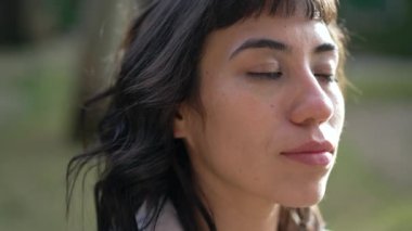 Meditasyonda gözleri kapalı dalgın bir insan. Genç bir İspanyol kadın gökyüzüne gözlerini açıyor. Gülümsüyor ve özgür hissediyordu.