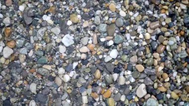 Su kıyısında çok çeşitli kayalar yukarıdan görülüyor. Soyut doğa arka plan yolculuğu rahatlama kavramı