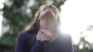 Umutlu kadın FAITH ile gökyüzüne bakıyor. Huzur içinde ve özgürce gülümseyen biri.