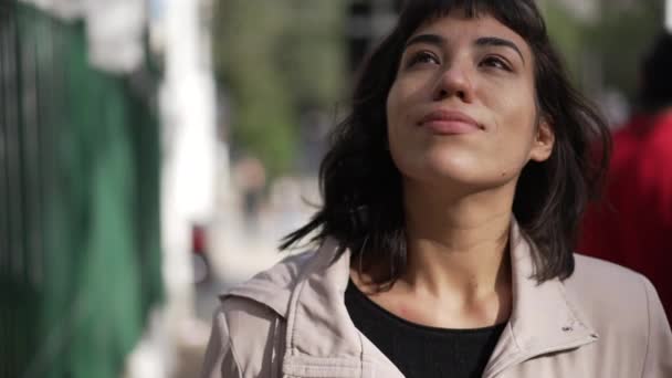 Een Attent Latijns Meisje Dat Straat Loopt Een Dure Zuid — Stockvideo