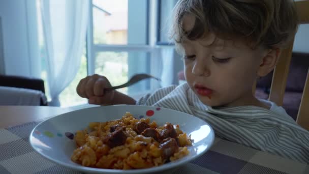 Dziecko Makaron Obiad Domu Autentyczny Styl Życia Scena Dziecko Makaron — Wideo stockowe