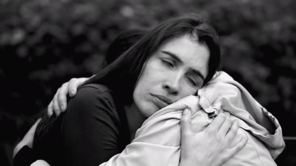 Депрессивная Женщина Нуждающаяся Помощи Поддержке Друга Две Страждущие Женщины Обнимаются — стоковое видео