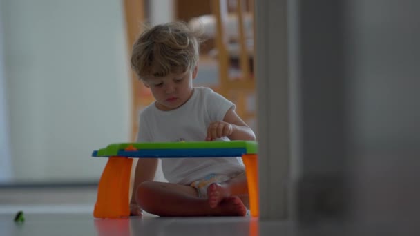 Bambino Seduto Sul Pavimento Gioca Con Lavagna Magnetica Cancellabile Casa — Video Stock